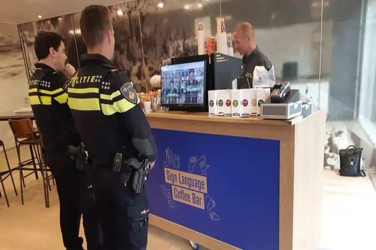Politie Den Haag drinkt koffie met een gebaar