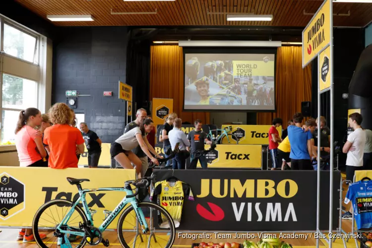 Team Jumbo-Visma Academy wil met clinic op Haags Montessori Lyceum meer jongeren op de fiets krijgen