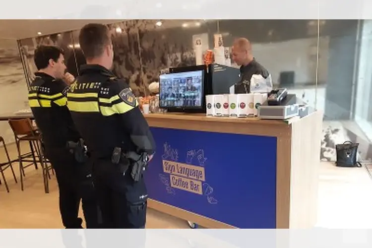 Dove en slechthorende barista’s bij politie: een win-winsituatie