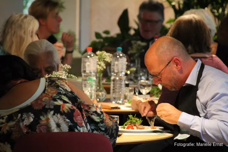 Haagse senioren en bedrijfsleven schuiven samen aan tafel in de Week tegen Eenzaamheid