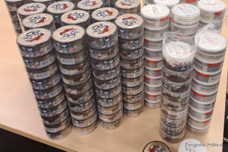 Politie neemt 6400 zakjes snus in beslag in Haagse avondwinkel