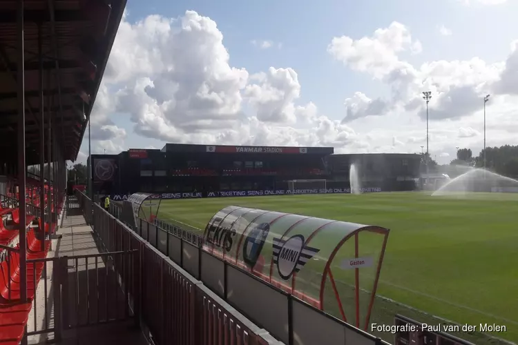 Almere City FC ruim langs ADO Den Haag van Advocaat