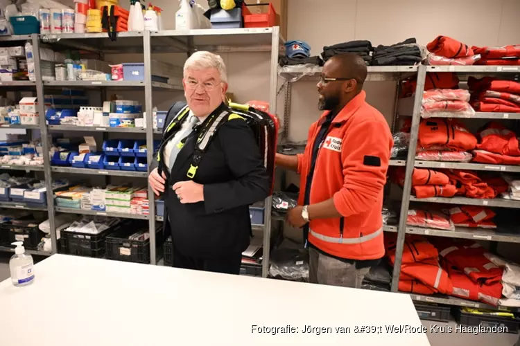 Burgemeester Jan van Zanen bezoekt Rode Kruis Haaglanden en ‘voelt zich verbonden’.