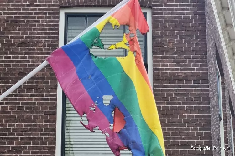 Persoon betuigt spijt van verbranden regenboogvlag