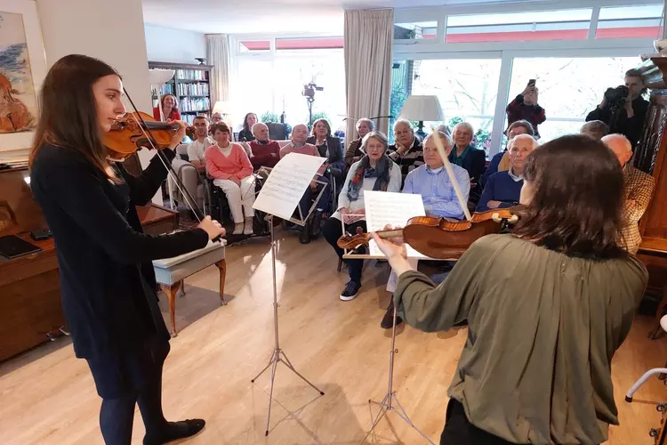 Residente orkest geeft intiem huiskamerconcert bij ALS-patiënt