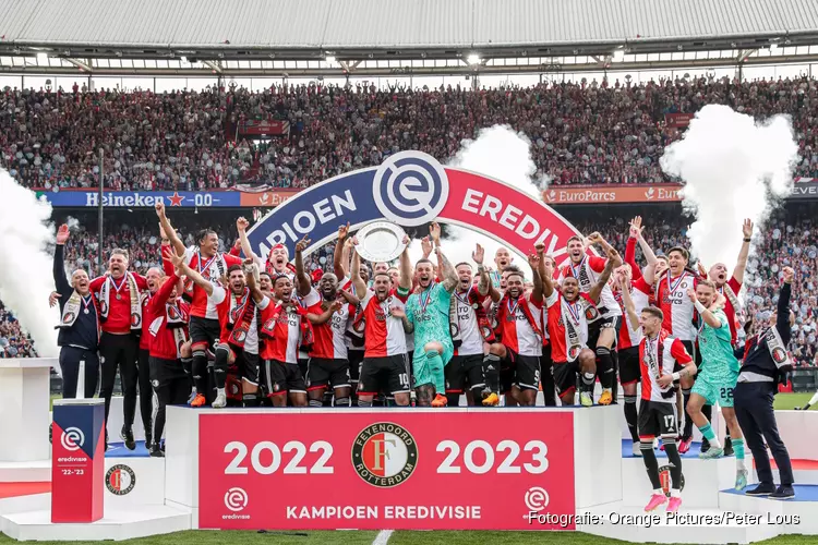 Feyenoord pakt zestiende landstitel na winst op Go Ahead Eagles