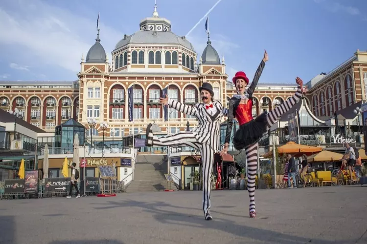 Van acrobatiek tot muziek, cabaret tot burlesque: Ervaar de magie van A Night Out in Scheveningen