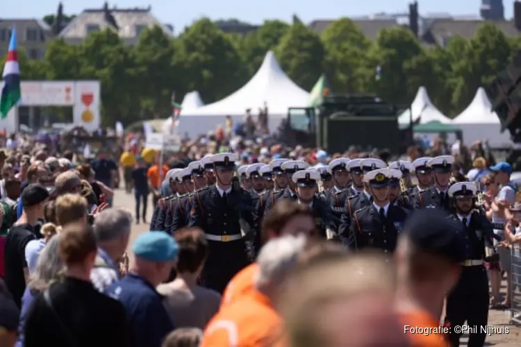 19e editie van de Nederlandse Veteranendag trekt 90.000 bezoekers naar Den Haag