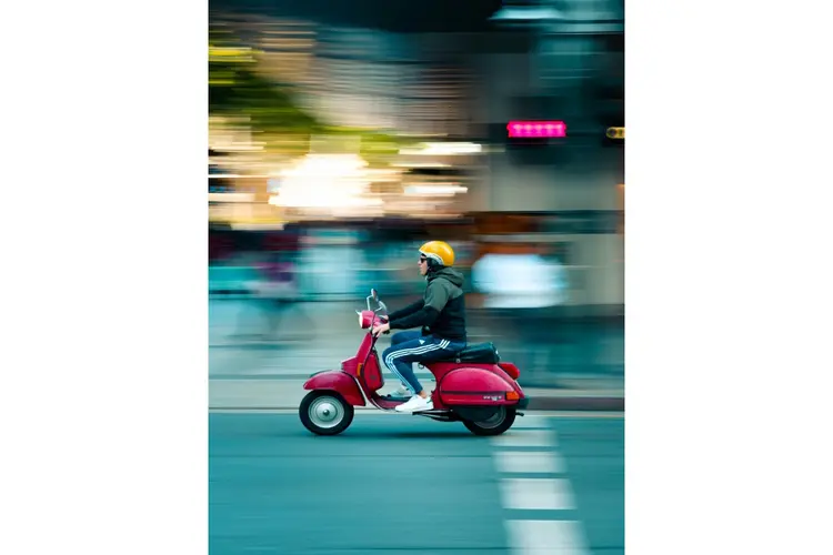 De voordelen van scooters tegenover auto’s in Den Haag