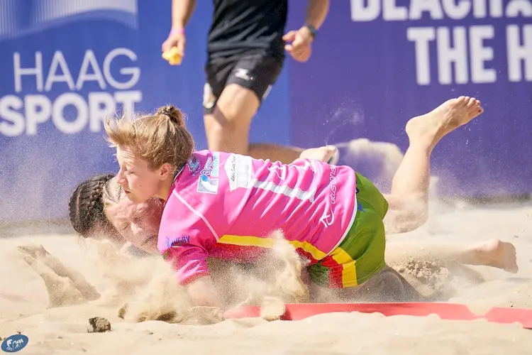 Spectaculair rugby op North Sea Beach Rugby met (oud)-topspelers  David Weersma en Zeno Kieft.