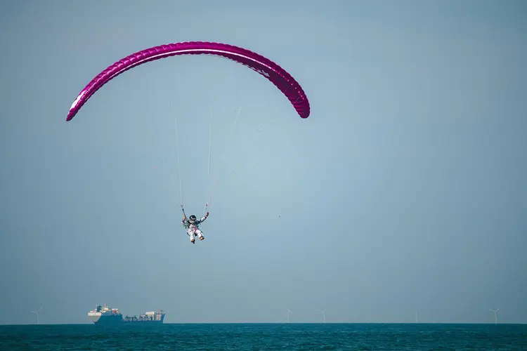 Breaking! Ass-trounaut landt op het strand van Scheveningen