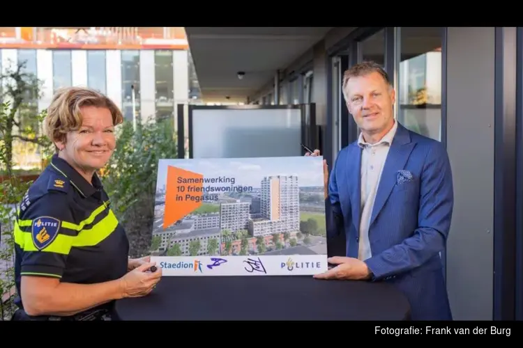 Staedion en politie tekenen samenwerkingsovereenkomst voor friendswoningen